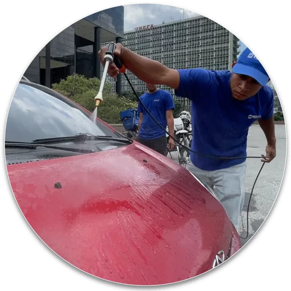¿Te preocupa la limpieza de tu auto? ¡No te preocupes más! Con PuntoGo tendrás acceso a lavado de carros a domicilio en Caracas. Descarga nuestra app y déjanos encargarnos de todo.